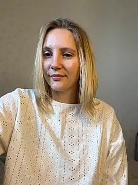 Ann_first_kiss stripchat live cam model