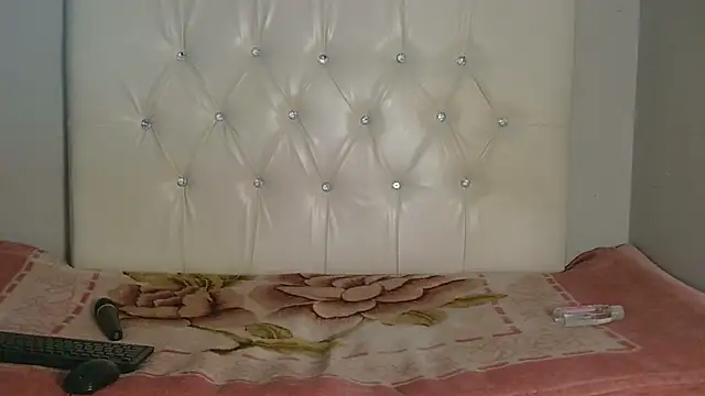 CreamyCaramelGrip stripchat live cam model