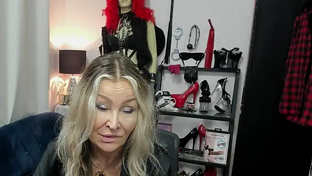 crystaLUX stripchat live cam model
