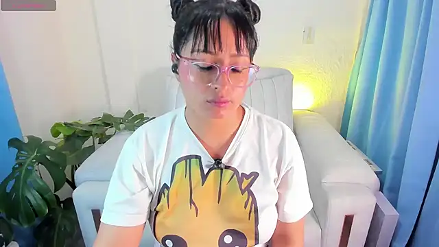 soofiathooner stripchat live cam model