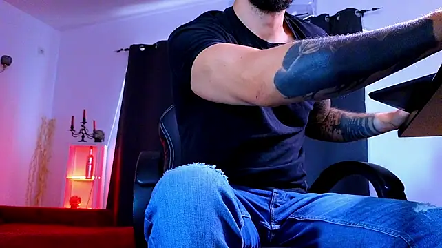 MightyAaron66 stripchat live cam model