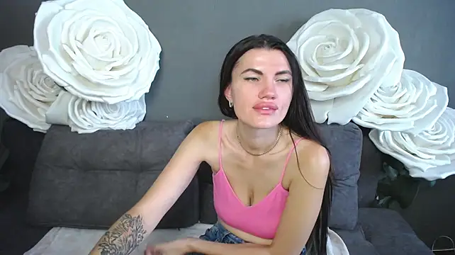 MilaLoona stripchat live cam model