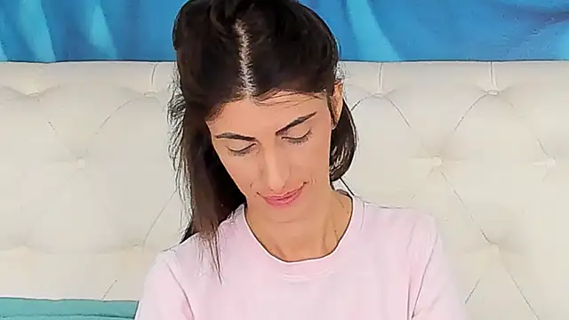 SkinnyDolly stripchat live cam model