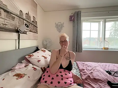 Curvy-Jinx stripchat live cam model