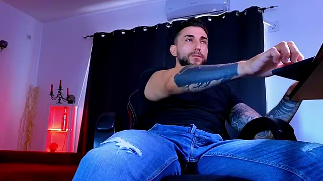 MightyAaron66 stripchat live cam model