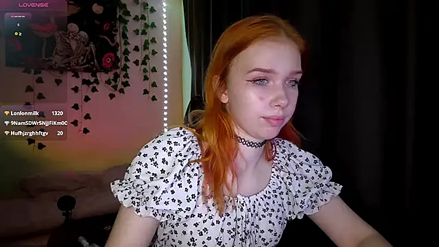 RedAriana stripchat live cam model