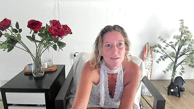 MendiPetite stripchat live cam model