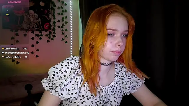 RedAriana stripchat live cam model