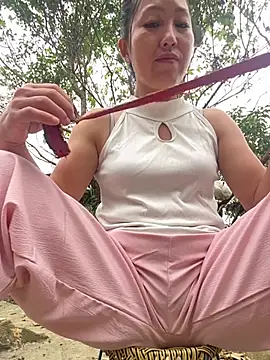 Huonglyna stripchat live cam model