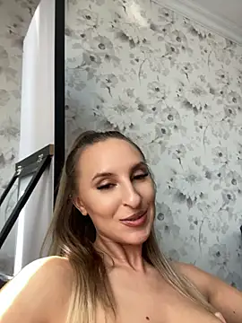 ZyvellaLuna stripchat live cam model