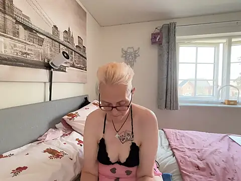 Curvy-Jinx stripchat live cam model