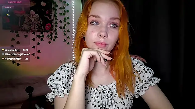 RedAriana stripchat live cam model