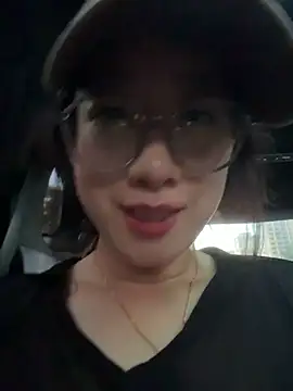 weiwei103 stripchat live cam model