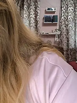Zuli_Kiska stripchat live cam model