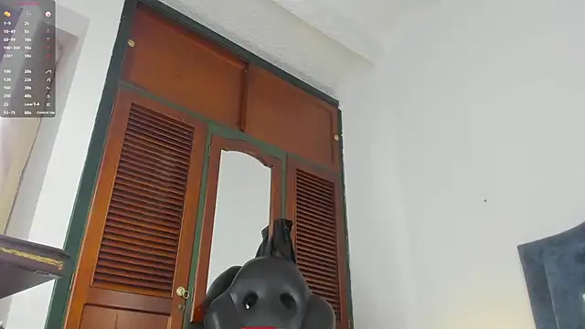 lakirared stripchat live cam model