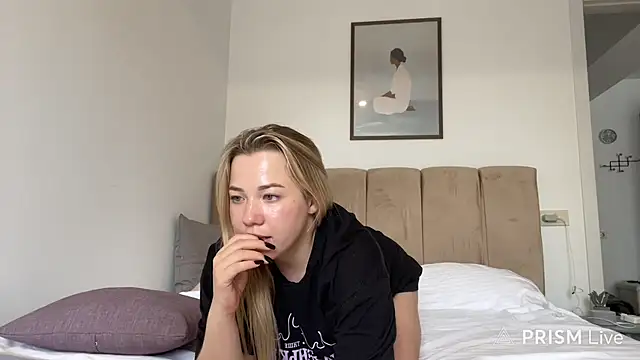 alyrasun stripchat live cam model