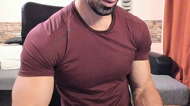 HotHunkTrainer stripchat live cam model