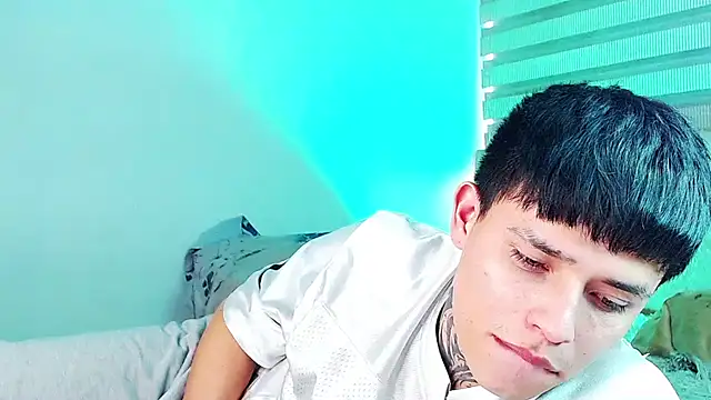 _justinmoon2 stripchat live cam model