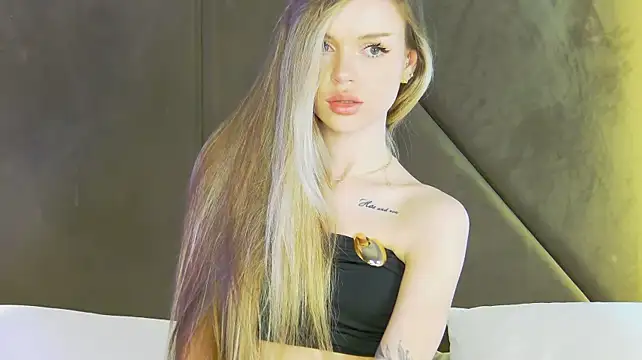 MarilynNova stripchat live cam model