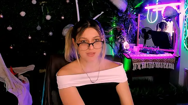 LeslieBloom stripchat live cam model