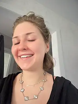 KellyKeler stripchat live cam model