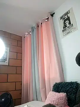downsonMia stripchat live cam model