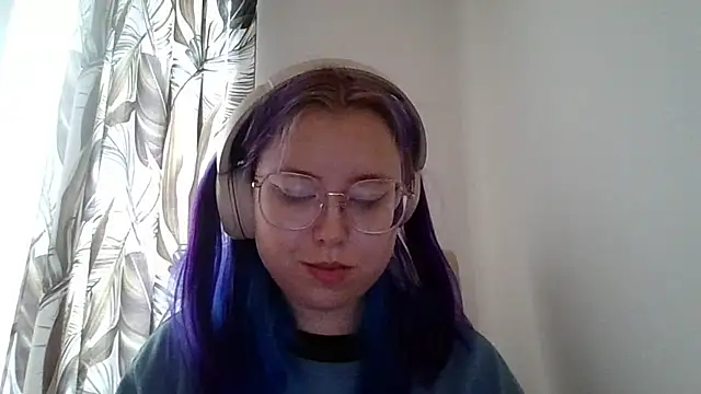 MaddieTeen stripchat live cam model