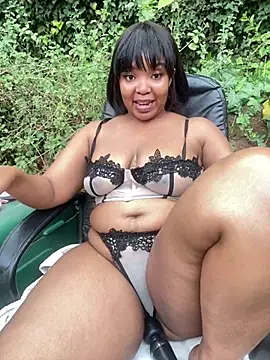 QueenZhara stripchat live cam model