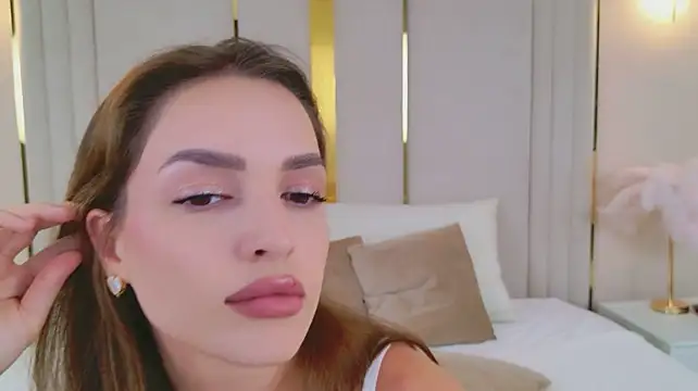 BellaHalles stripchat live cam model