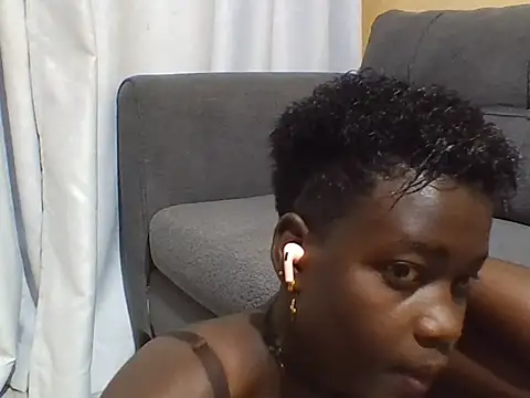 Pretty-Leaa stripchat live cam model