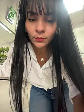 LuxeBrunetteXXX stripchat live cam model