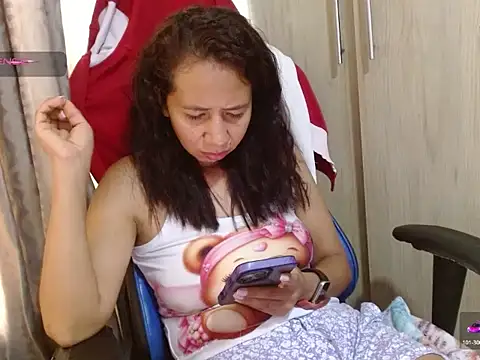 Danielagomez33 stripchat live cam model
