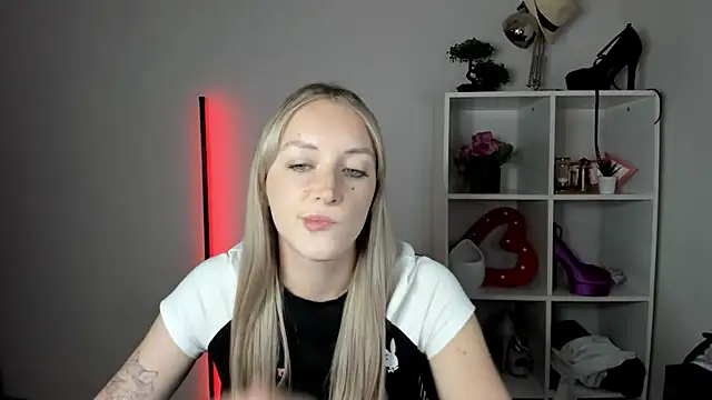 EvelynBlond stripchat live cam model