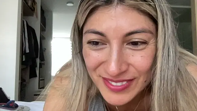LunaBeya stripchat live cam model