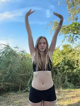 MilaMoone stripchat live cam model