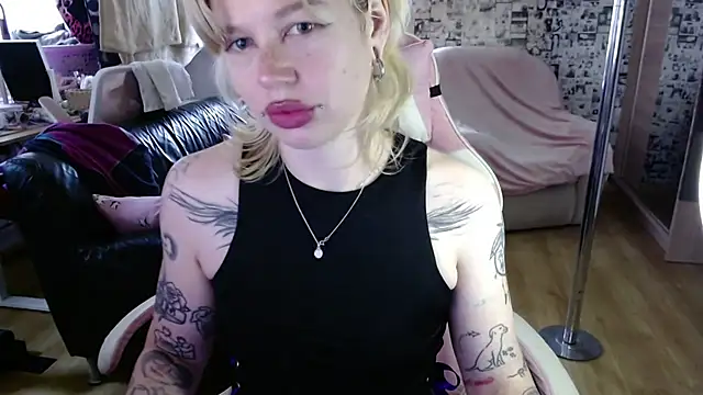 LolaFlirt stripchat live cam model
