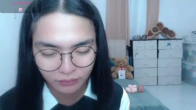 zhaviahale21 stripchat live cam model