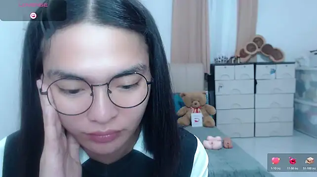 zhaviahale21 stripchat live cam model
