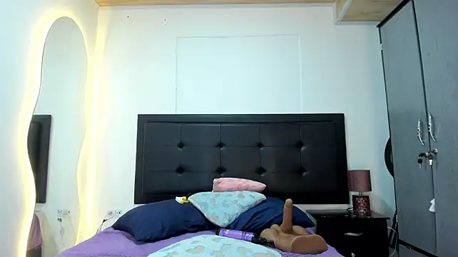 BustyGlow stripchat live cam model