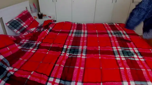GoldCurves stripchat live cam model