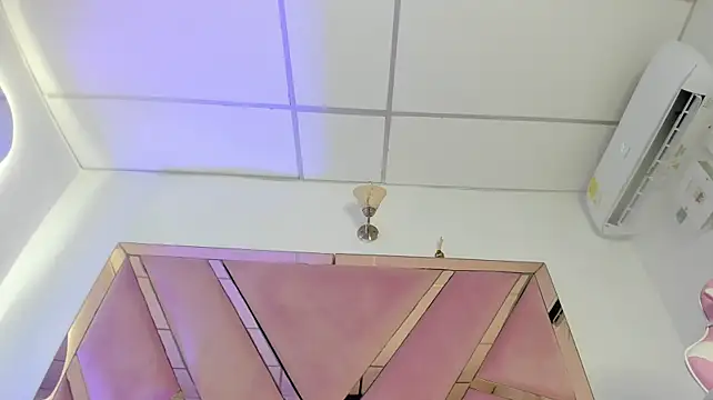 Coralhtx stripchat live cam model