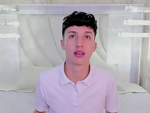 Thom_amees stripchat live cam model