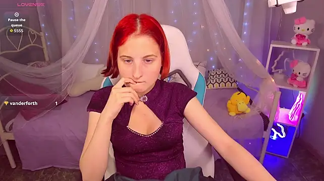 KiraElwood stripchat live cam model