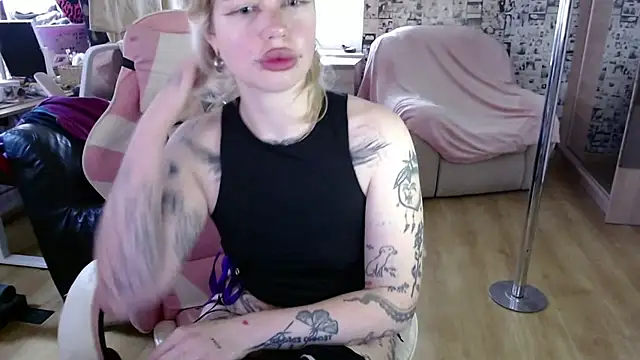 LolaFlirt stripchat live cam model