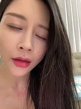 yiyi_3523 stripchat live cam model