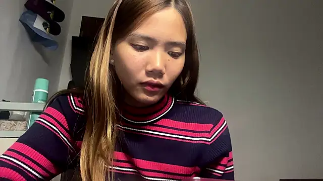 RoxannaNuriddin stripchat live cam model