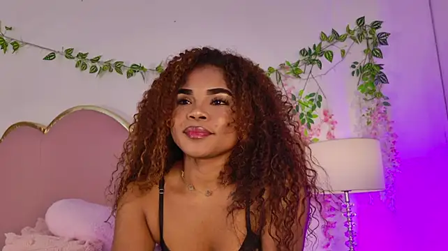 NahiaraReina stripchat live cam model