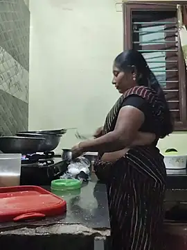 yamini1431 stripchat live cam model