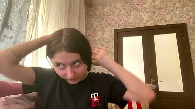 LucyOldershaw stripchat live cam model