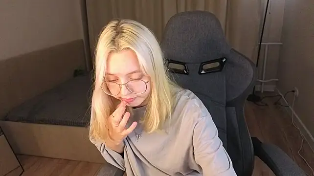 mollyy_snow stripchat live cam model